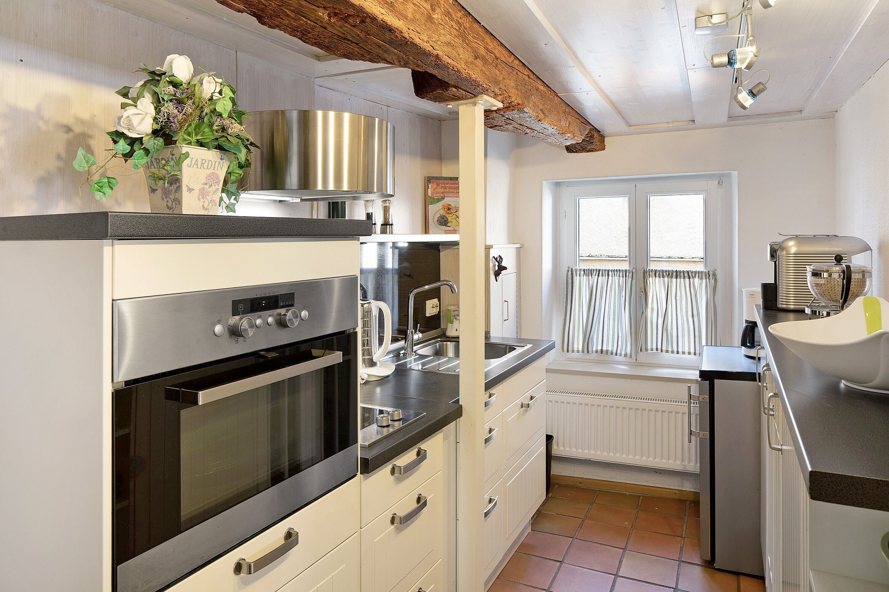 Køleskab, mikrobølgeovn, ovn, kogeplade