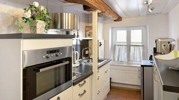 Køleskab, mikrobølgeovn, ovn, kogeplade