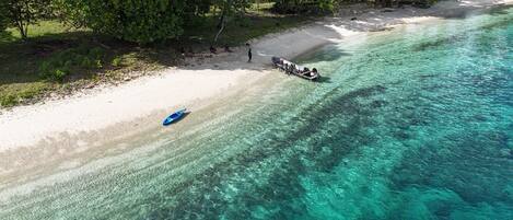 Plage, chaises longues, serviettes de plage
