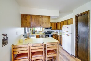 Fridge, microwave, stovetop, dishwasher - Corvallis 'Coyote Creek House' w/ Mountain Views! (Corvallis)