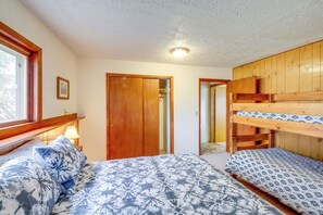 4 bedrooms, iron/ironing board, Internet, bed sheets