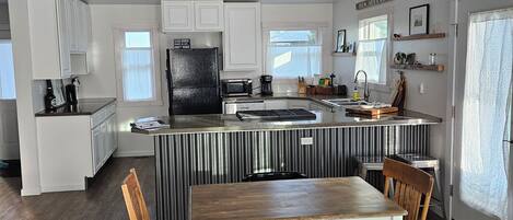 Geladeira, micro-ondas, fogão, cooktop