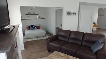 2 slaapkamers, een bureau, een strijkplank/strijkijzer, gratis wifi