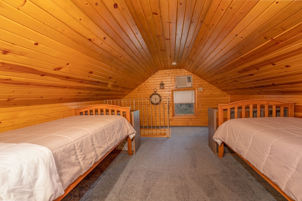 Retreat in Clear Lake, Iowa GARAGE HANGOUT Half block from Lake