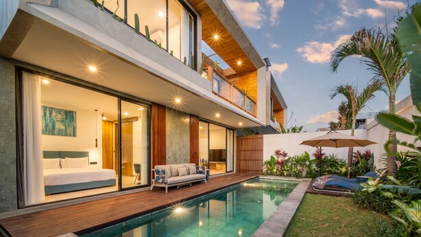 Uma casa moderna com piscina, um quarto com cama grande e sofá, e uma varanda com plantas.