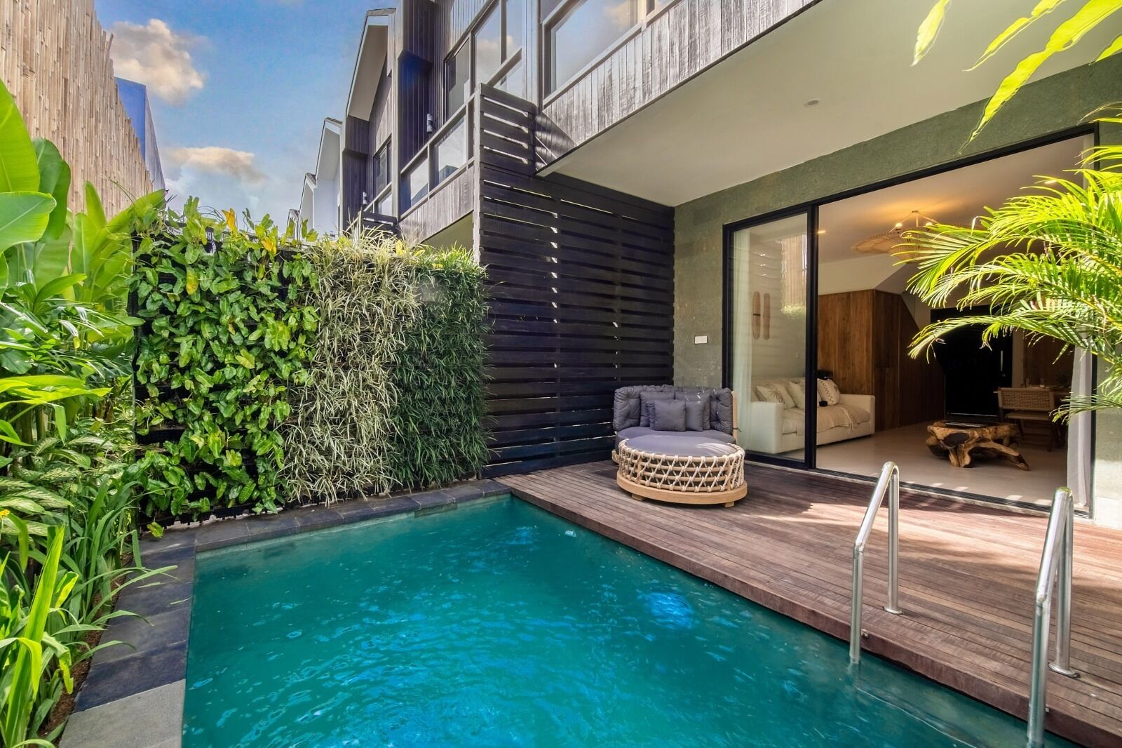 Una piscina al aire libre, tumbonas