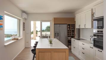 Kylskåp, mikrovågsugn, ugn och spishäll