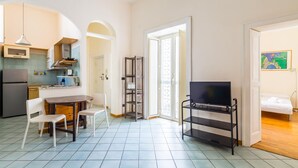 Ein kompakter Wohnbereich mit Küche, Essplatz und Schlafzimmer.
