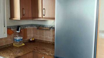 Een magnetron, een oven, een vaatwasser