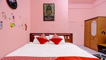 Desk, laptop workspace, free WiFi, bed sheets