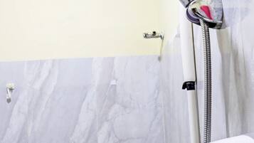 Kamar Double Standar | Kamar mandi | Shower dan handuk