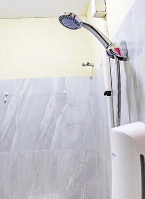 Standaard tweepersoonskamer | Badkamer | Een douche, handdoeken