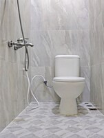 Habitación estándar doble | Baño | Ducha y toallas