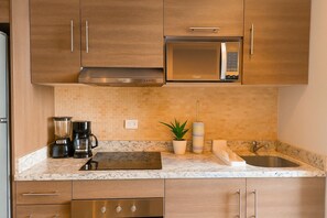 Coffee/tea maker, fridge, microwave, oven
