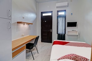 Quarto casal luxo | Escrivaninha, espaço de trabalho para notebook, Wi-Fi de cortesia