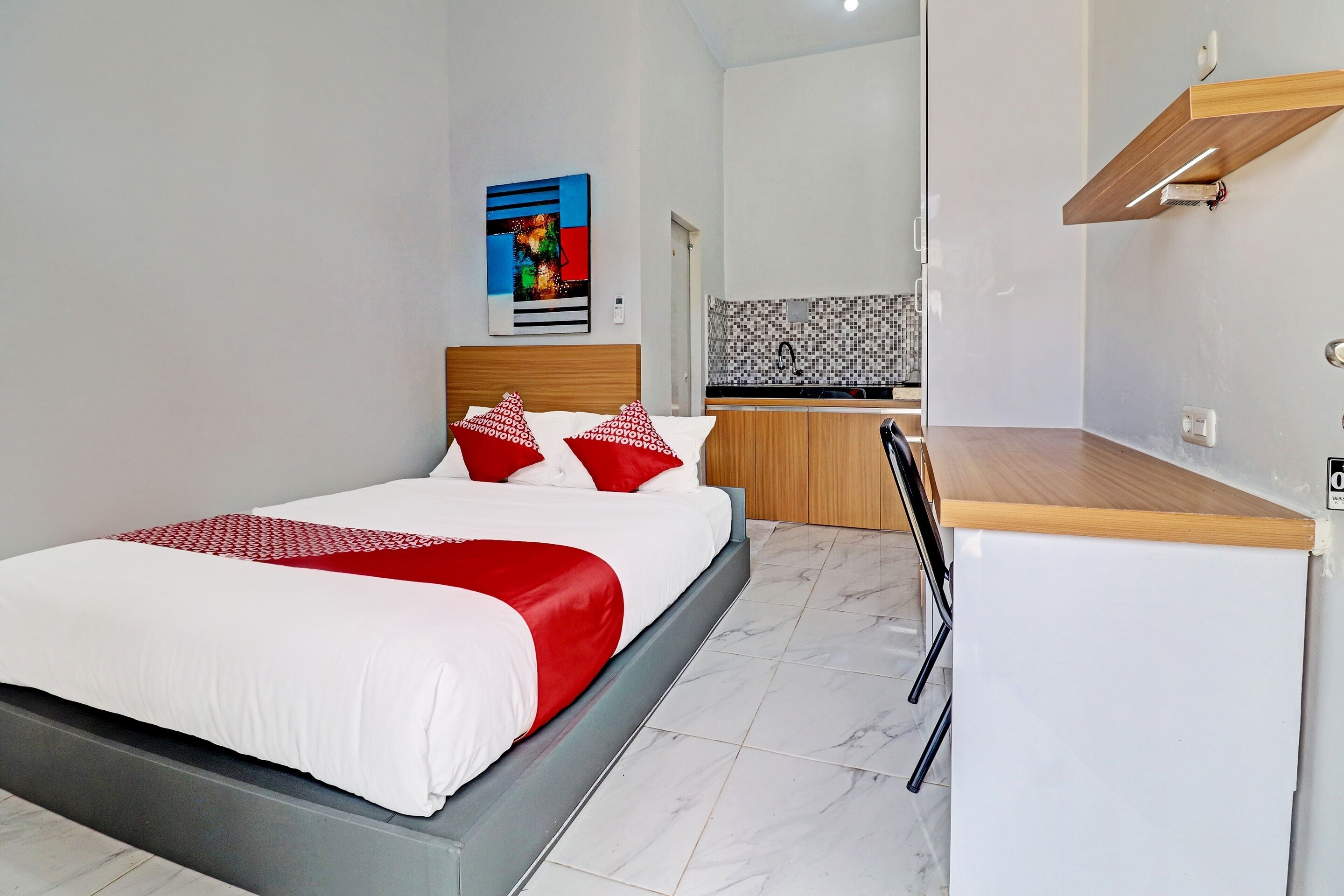 Desk, laptop workspace, free WiFi, bed sheets