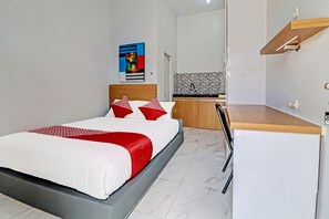 Escritorio, espacio para trabajar con laptop y wifi gratis