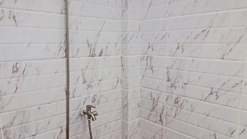 Kamar Double Deluks | Kamar mandi | Shower dan handuk