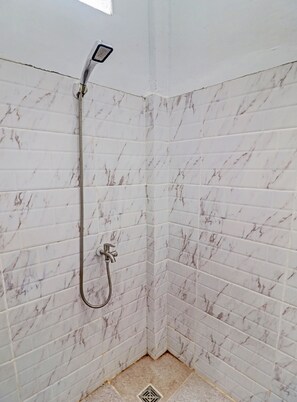 Deluxe-Doppelzimmer | Badezimmer | Dusche, Handtücher