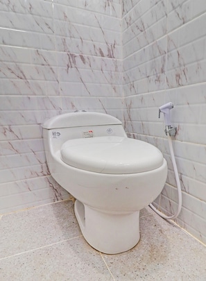 Chambre Deluxe double | Salle de bain | Douche, serviettes fournies