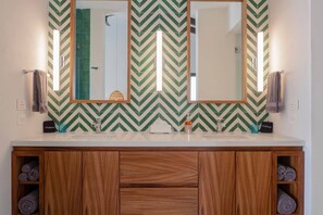 Camera Luxury, terrazzo, lato spiaggia | Bagno