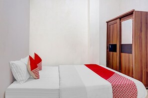 Standard Double Room | Desk, laptop workspace, free WiFi, bed sheets - OYO 90743 Kartini Populer (Jakarta)