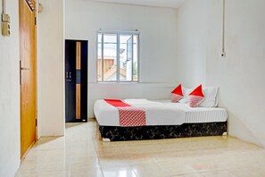 Standard Double Room | Desk, laptop workspace, free WiFi, bed sheets - OYO 90743 Kartini Populer (Jakarta)