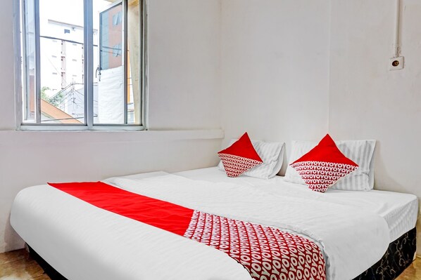 Standard Double Room | Desk, laptop workspace, free WiFi, bed sheets - OYO 90743 Kartini Populer (Jakarta)