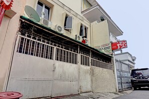 Vista frontal de la propiedad