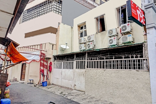 Front of property - OYO 90743 Kartini Populer (Jakarta)