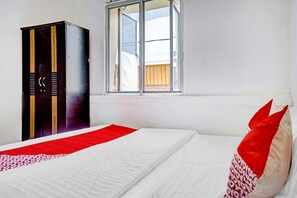 Habitación doble estándar | Escritorio, espacio para trabajar con laptop y wifi gratis 