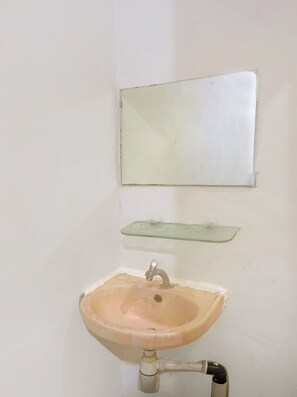 Standard Double Room | Bathroom | Shower, towels - OYO 90743 Kartini Populer (Jakarta)