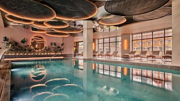 Una piscina techada, una piscina al aire libre