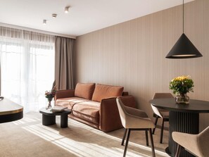 Minibar, safe på rommet, skrivebord og skrivebord for bærbar PC