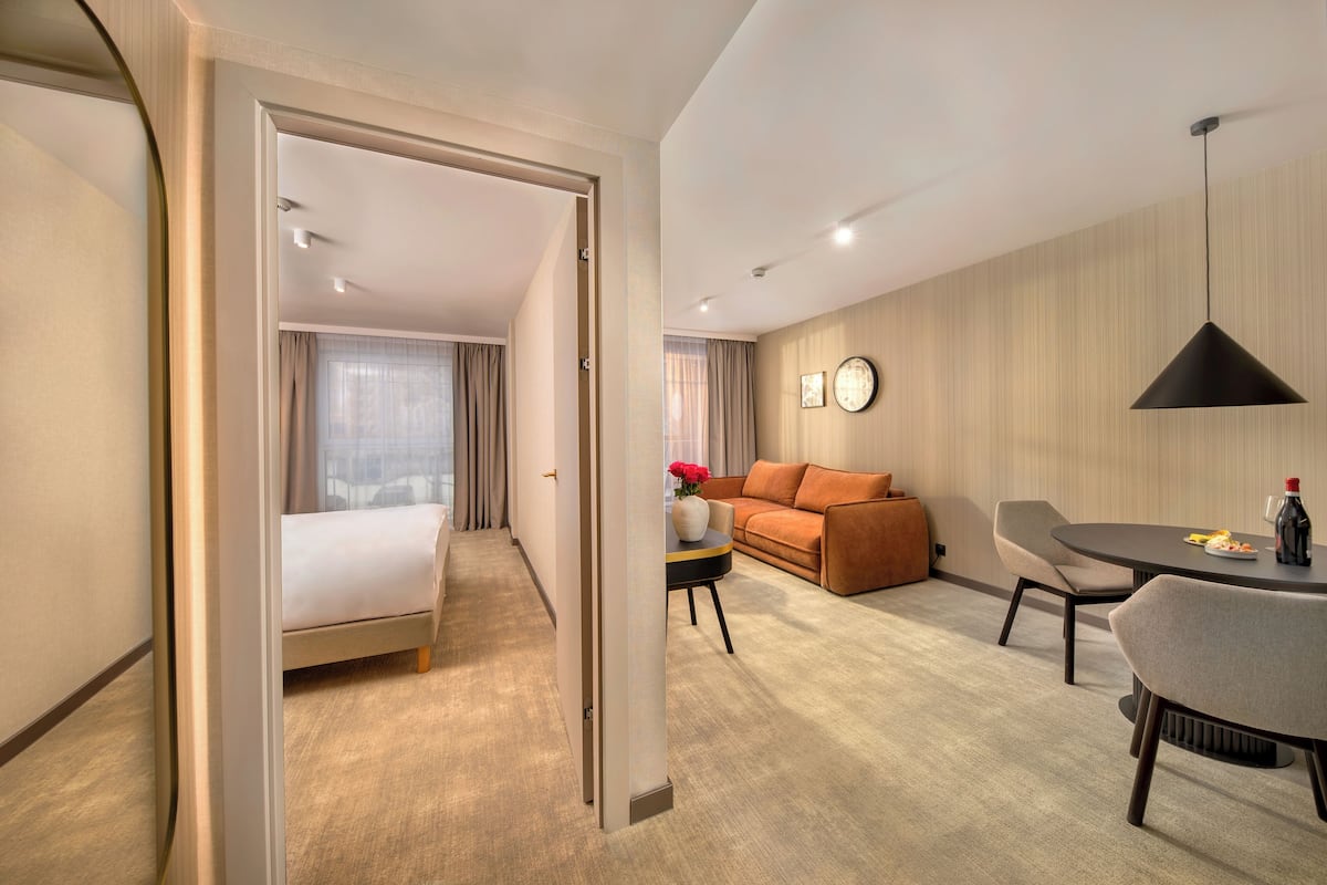 Junior Suite, Multiple Beds | 1 bedroom, minibar, in-room safe, desk