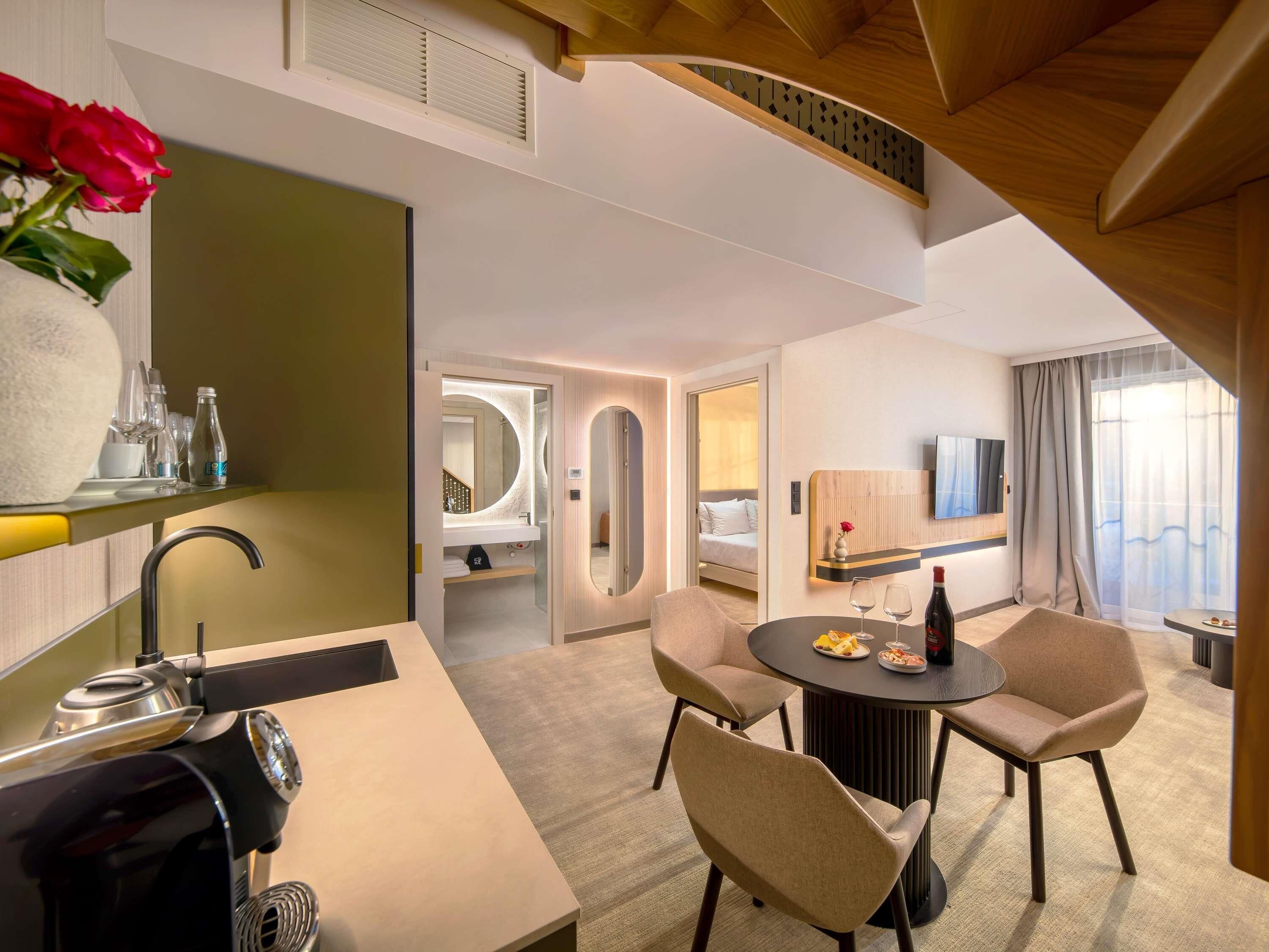 Minibar, Zimmersafe, Schreibtisch, laptopgeeigneter Arbeitsplatz