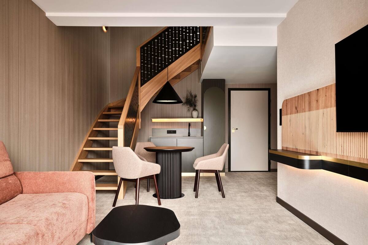 Quarto luxo, várias camas | Frigobar, cofres nos quartos, escrivaninha
