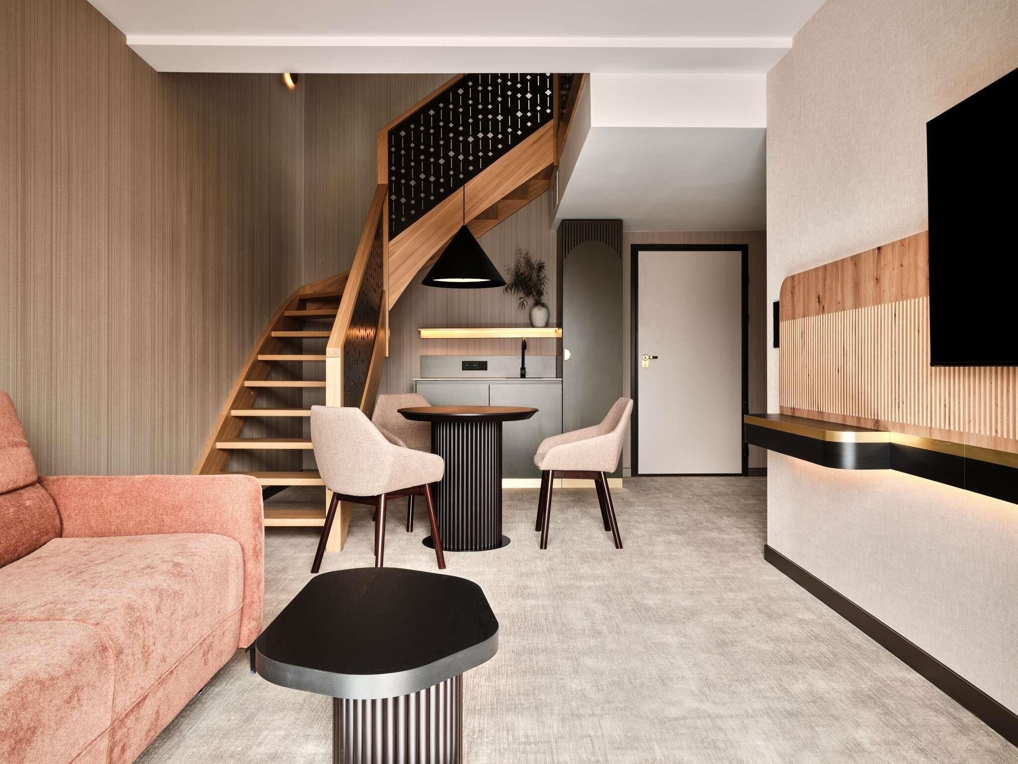Habitación Deluxe, varias camas | Minibar, caja de seguridad en la habitación y escritorio 