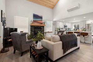 Una Smart TV, una chimenea