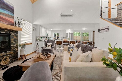 Perch - Cozy Forest Haven Cabin w/ Private Hot Tub