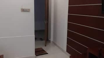 Escritorio, espacio para trabajar con laptop y wifi gratis