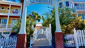 Une entrée fermée par un portail, sur laquelle on peut lire l’inscription « SEAWATCH ».