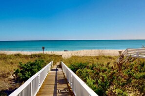 Una spiaggia nelle vicinanze, windsurf, kayak, motonautica