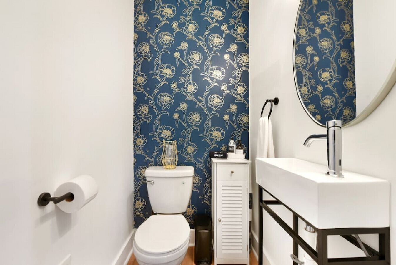 Une salle de bain avec des toilettes, un lavabo et un miroir.