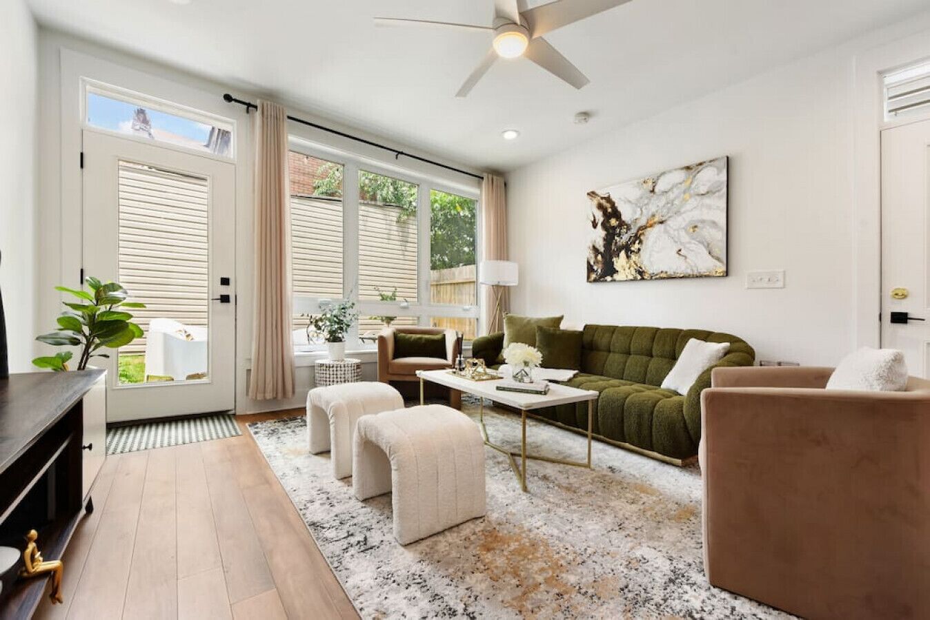 Smart-TV, peis, bøker og stereoanlegg