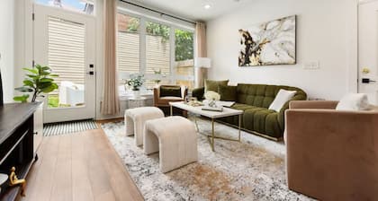 ★ HostWise Stays ★ Pet Friendly, Balcony & Patio, and an easy walk to bars & restaurants!