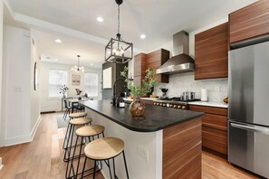 Frigorifero, microonde, forno, piano cottura