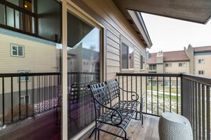 Property grounds - Summer Pool +Walk to Mountain & Steps to Free Town/Ski Bus Stop+Hot Tub-Grill-W/D in Unit-2BR +Loft (Steamboat Springs)