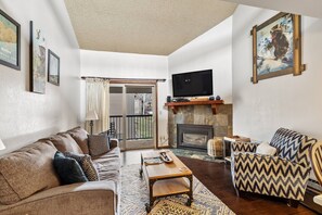 Smart-TV, Kamin, Bücher