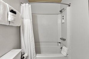 Combined shower/bathtub, hair dryer, towels, shampoo
